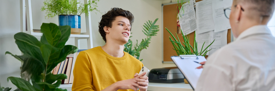 Un adolescent en consultation avec une médecin.