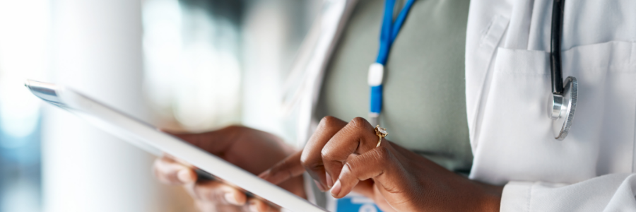 Médecin prenant des notes sur une tablette