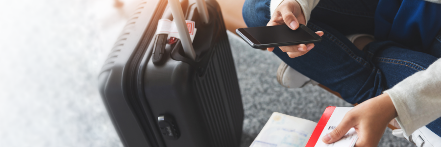 Un voyageur avec une valise et un téléphone