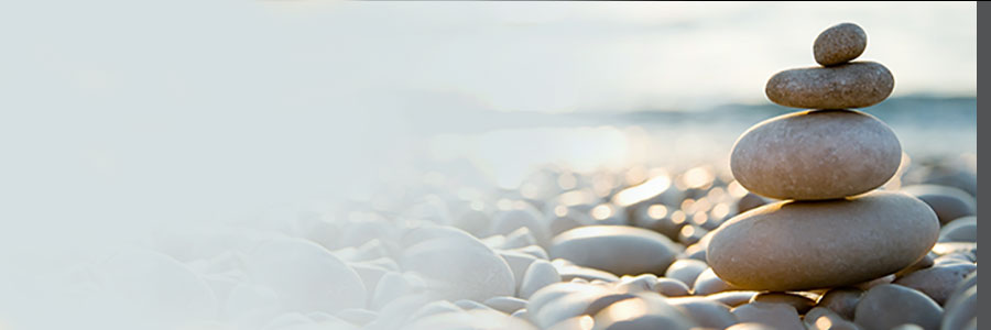 Composition de pierres sur une plage