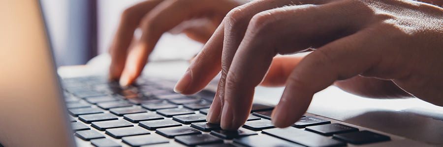 Deux mains sur un clavier d'ordinateur