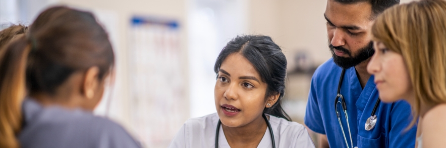 Un petit groupe de jeunes médecins en réunion