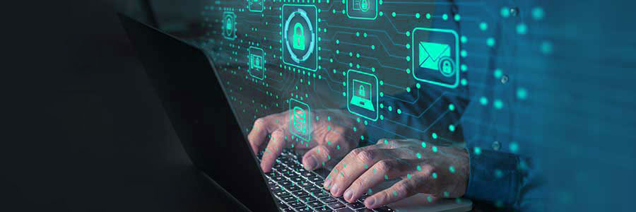 Une personne tape sur le clavier d’un ordinateur portable; au-dessus de ses mains figure un hologramme représentant des icônes de cadenas.