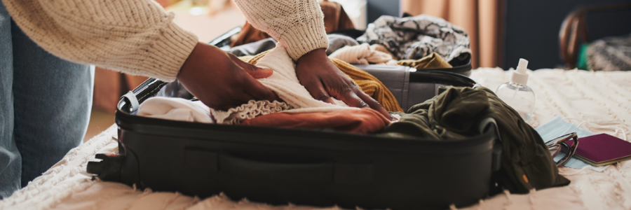 Une femme en train de faire sa valise