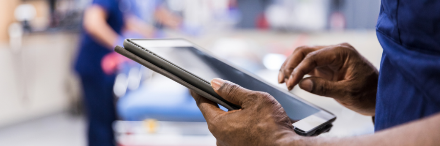 Médecin qui utilise une tablette