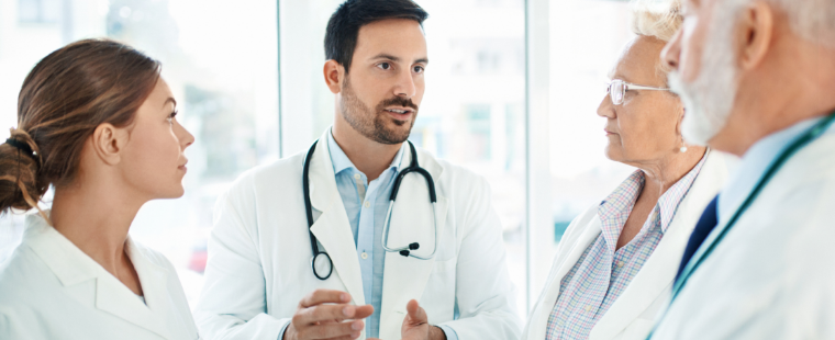 Médecins debout dans un corridor