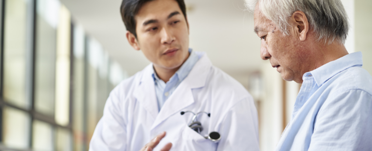 Jeune médecin discutant avec un patient