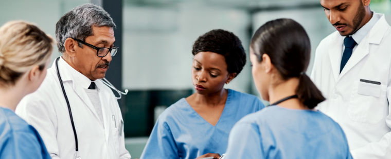 Groupe de médecins discutant debout.