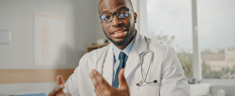 Médecin de race noire s’adressant à la caméra.