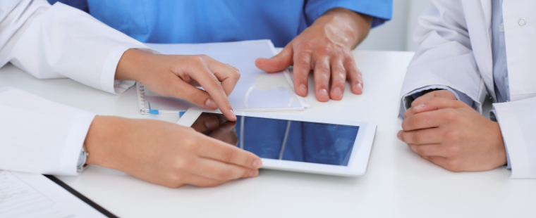 Médecins en train d’examiner un dossier médical électronique sur une tablette