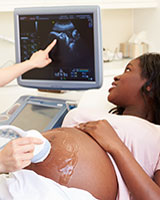 Une patiente enceinte passe une échographie.