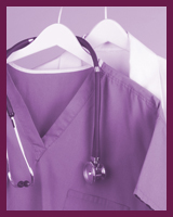 Tenues de chirurgie et stéthoscope sur des cintres