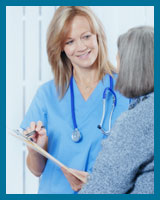 Médecin parlant à une patiente