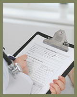 Médecin écrit sur papier