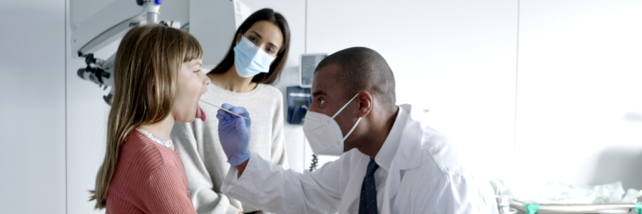 Un médecin en train d’examiner une patiente adolescente.