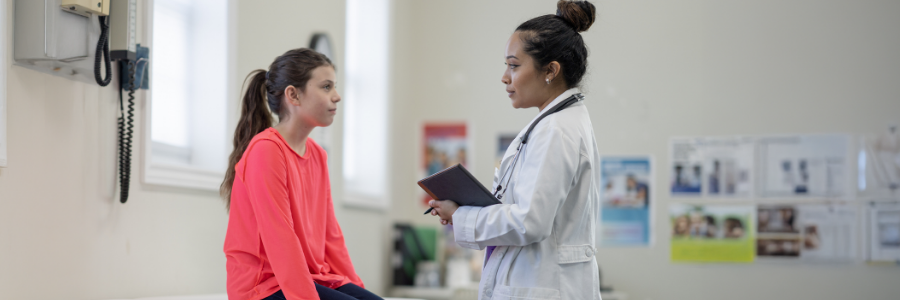 Une médecin en consultation avec une préadolescente
